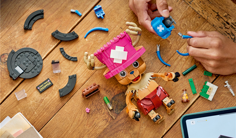 Tony Tony Chopper z 577 dielikov meria cez 19 cm a vďaka kĺbom môže meniť polohu paží, hlavy aj úst.