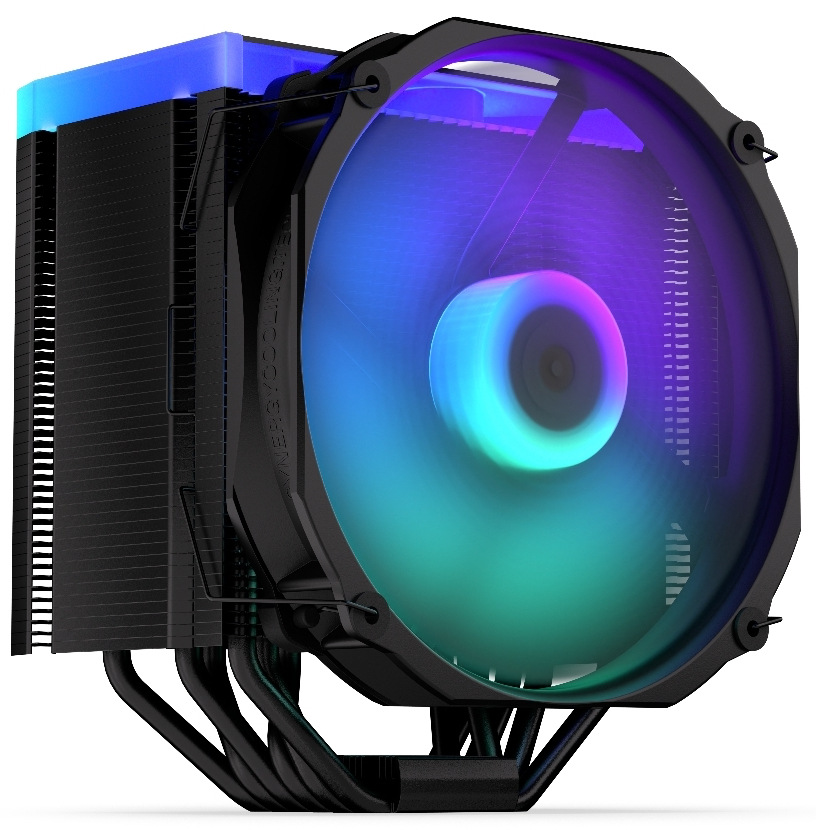 Chladič CPU ENDORFY Fortis 5 ARGB Black Na obrázku je chladič CPU ENDORFY Fortis 5 ARGB Black - vežový vzduchový chladič pre procesor zo šikmého pohľadu. Vpravo dominuje veľký ventilátor s dúhovým ARGB podsvietením, ktorý svieti do kruhu. Vľavo je blok hustých čiernych kovových rebier (radiátor), cez ktorý ventilátor fúka vzduch. Dole je vidieť šesť zahnutých čiernych trubičiek (heatpipe) a hore presvitá svietiaca horná lišta v modro-fialových farbách.