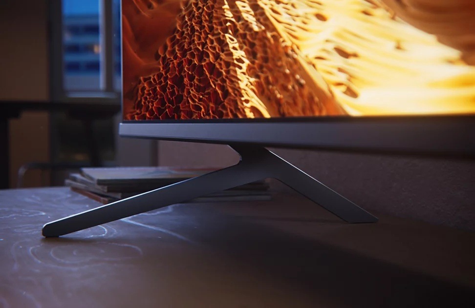 Televízor Philips 75PQS7801 Detail spodnej časti obrazovky a kovových nožičiek televízora