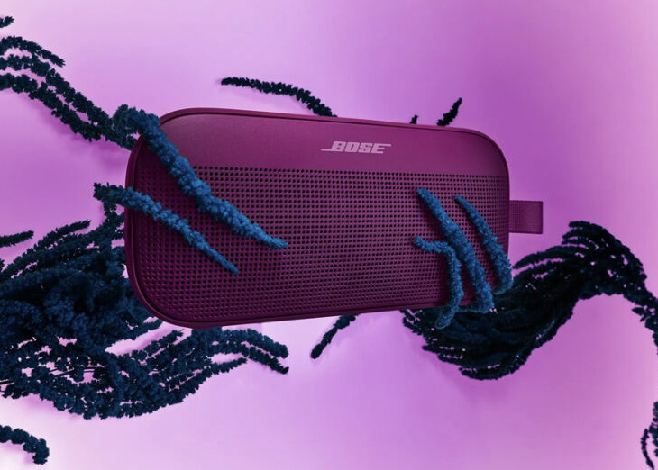 Fialový reproduktor Bose SoundLink Flex II v prostredí s dekoratívnymi prvkami