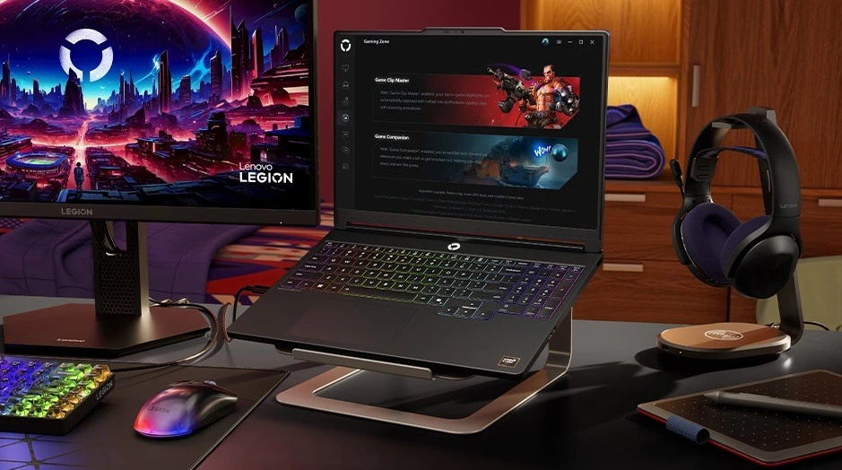 Herný notebook Lenovo Legion 5a na stojane s podsvietenou klávesnicou, monitorom, myšou a headsetom v kompletnej hernej zostave