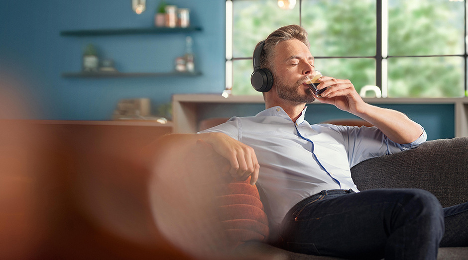 Philips Series 3300 LatteGo EP3347/90, čierna/chróm