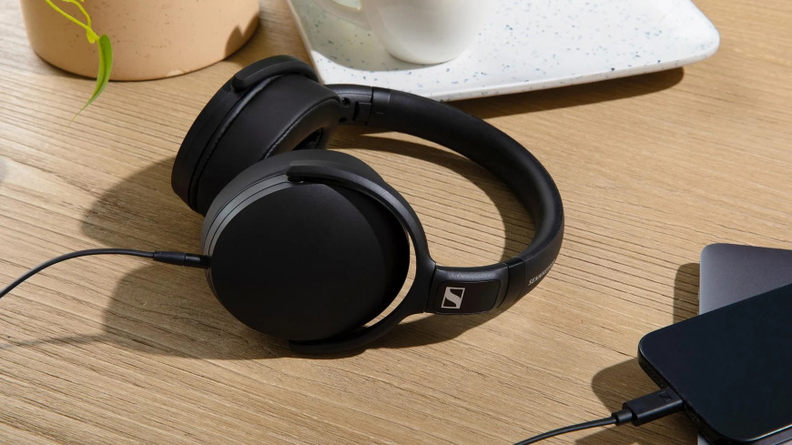 Slúchadlá Sennheiser HD400U čierna Detail stola so smartfónom pripojeným pomocou kábla k oblúkovým slúchadlám Sennheiser HD400U