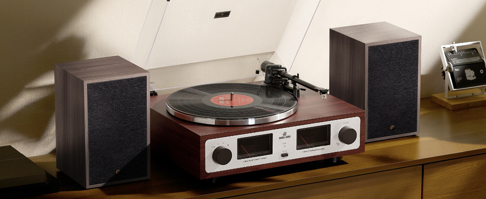 Reproduktory Swan Oasis Max (2 ks) hnedé Elegantné a kompaktné regálové reproduktory Oasis Max pripojené ku gramofónu
