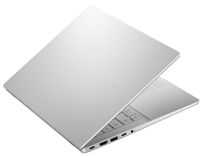 Zadná strana strieborného ASUS Vivobook S14 s konektormi na ľavom boku