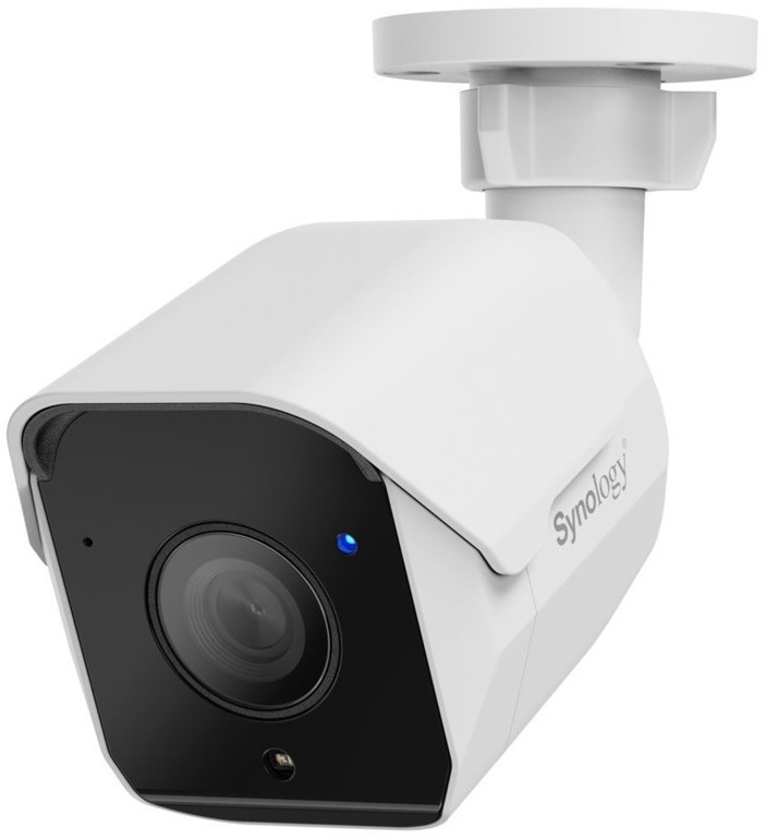 Biela vonkajšia IP kamera Synology BC510 typu bullet s držiakom na stenu