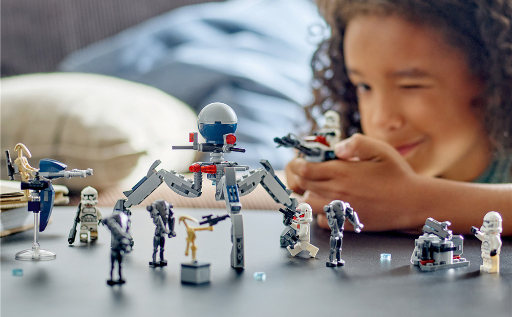 Stavebnica LEGO® Star Wars™ 75372 Bitevní balíček klonového vojáka a bitevního droida Deväť postáv LEGO Star Wars umožňuje deťom vytvárať vlastné tímy, rozsiahle bitky aj príbehy inšpirované Klonovými vojnami.