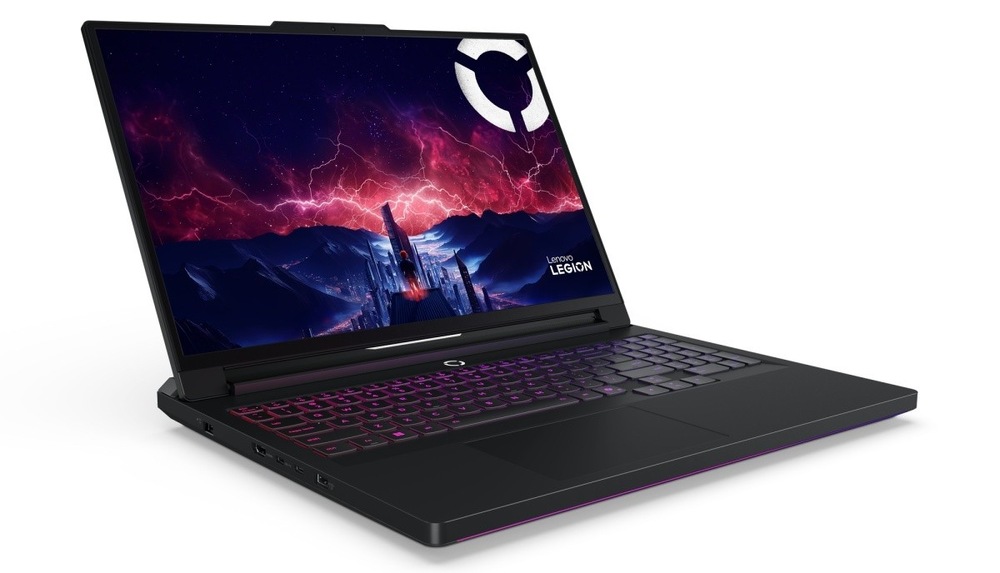 Otvorený a zapnutý notebook Lenovo Legion Pro 7 16AFR10H otočený doprava