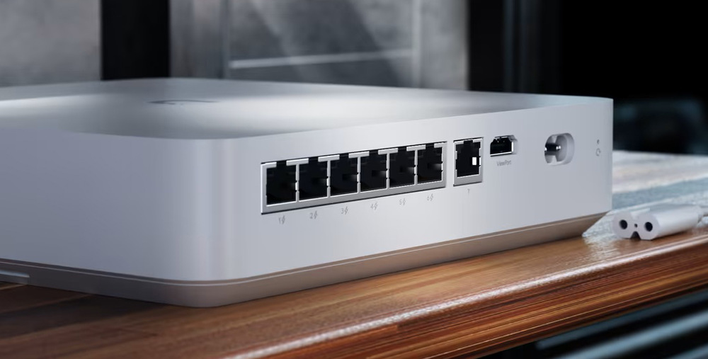 Kamerový systém Ubiquiti UniFi NVR Instant Kit biely Na tele rekordéra sa nachádza šesť LAN portov pre káblové pripojenie kamier