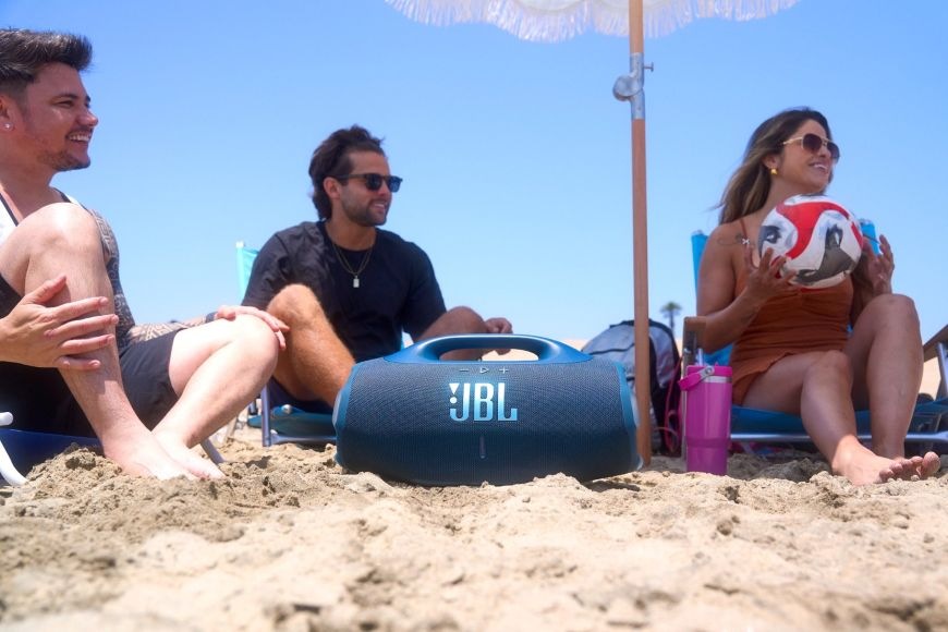 Prenosný reproduktor JBL Boombox 4 je možné počúvať s priateľmi aj na pláži