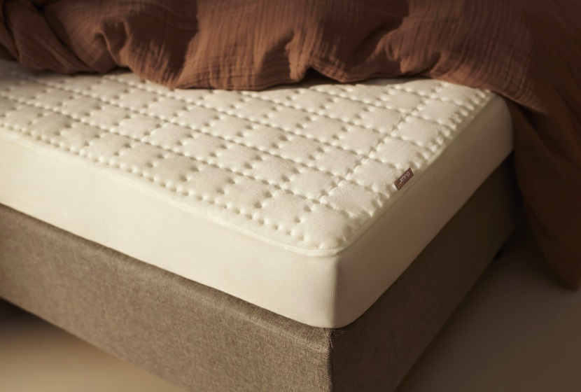 Vyhrievacia podložka Duux Duux DXUB12 Snooze Fleece 200 x 155 cm biela Detail fleecového povrchu a uchytenie vyhrievacej podložky Duux Snooze na matrac