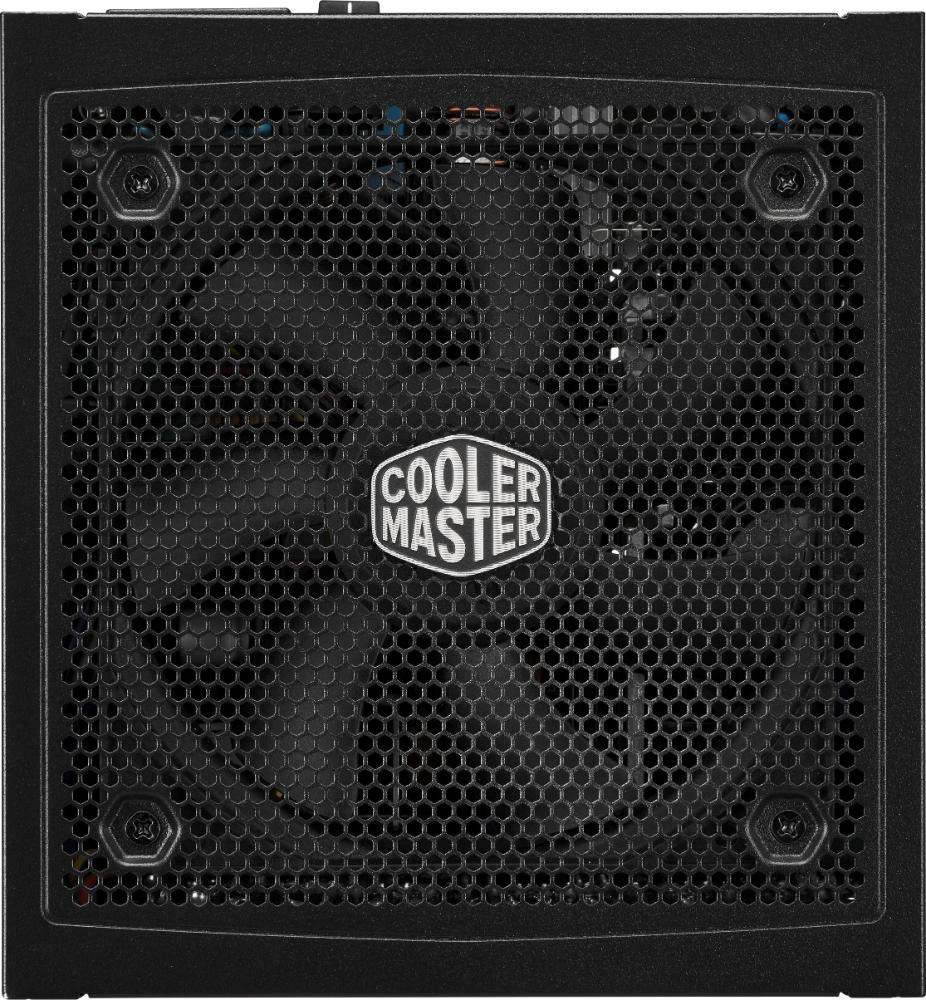 Na obrázku je mriežka napájacieho zdroja Cooler Master. Pod ňou je vidieť veľký chladiaci ventilátor a uprostred logo Cooler Master. Celok pôsobí robustne, čisto a je navrhnutý na účinné chladenie zdroja.