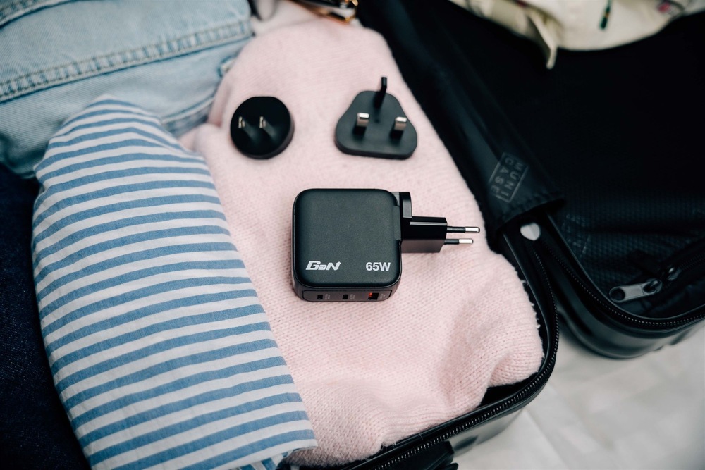 Cestovná nabíjačkaNapájací adaptér Verbatim Mini GaN LCD, 2x USB-C PD 65 W, 1x USB-A QC 3.0 v kufri