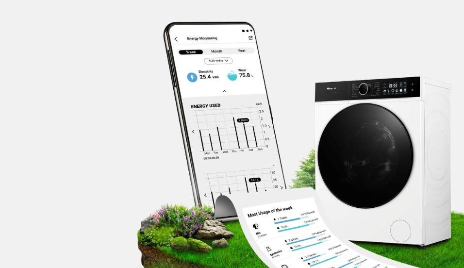 mobilný telefón a práčka hisense. Na telefóne je spustená aplikácia connectlife, v ktorej môžete sledovať proces prania a nastaviť požiadavky. Od telefónu vychádza úctenka