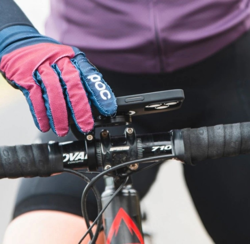 Kryt na mobil SP Connect SPC+ Samsung Galaxy S25 FE inštalovaný na riadidlá bicykla