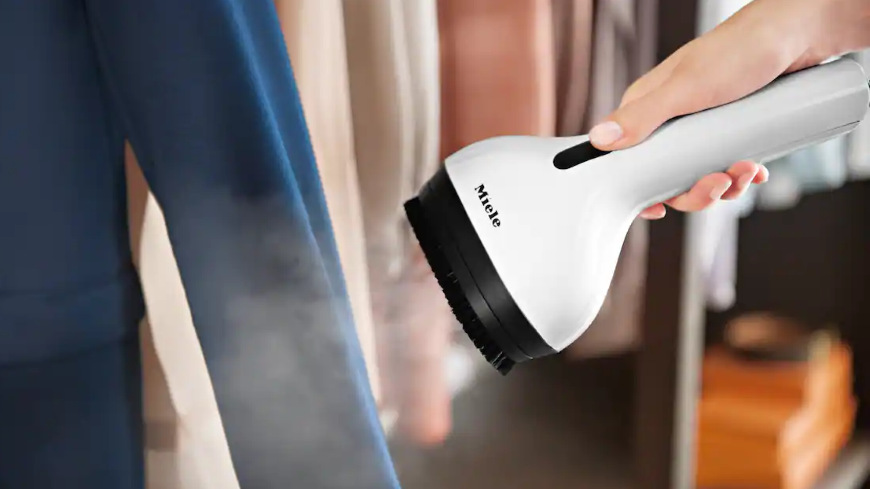 Žehliaci systém Miele B4847 FashionMaster 4.0 Ženská ruka používa naparovací systém Steamer