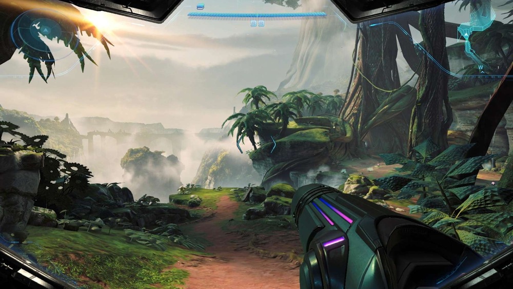 Záber z hry Metroid Prime 4: Beyond. Pohľad z prvej osoby s futuristickou zbraňou namierenou vpred v bujnej, mimozemskej džungli s vysokými stromami, hustým porastom a mäkkým slnečným svetlom.