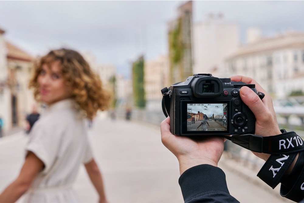 Fotoaparát Sony RX10 V sleduje pohybujúcu sa osobu pomocou pokročilého automatického ostrenia