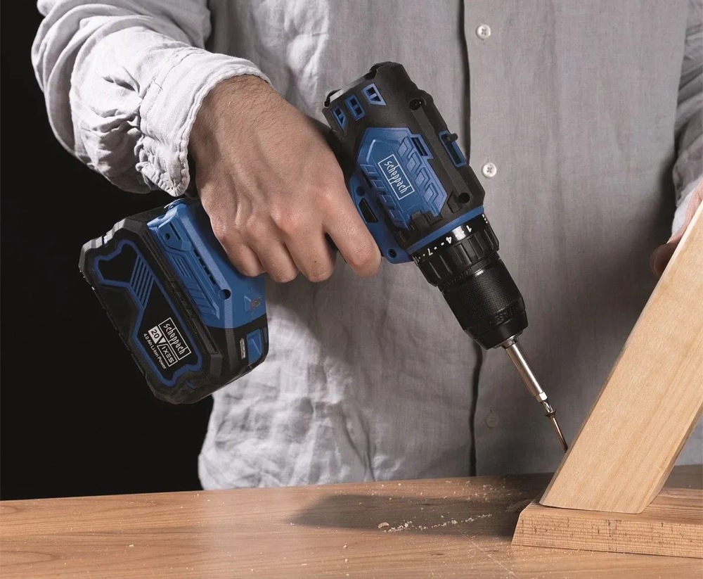 Vŕtací skrutkovač Scheppach BC-DD60-X-SET S - 20 V IXES (s baterií) Detailný pohľad na prácu s Vŕtacím skrutkovačom Scheppach BC-DD60-X pri vŕtaní do dreva.