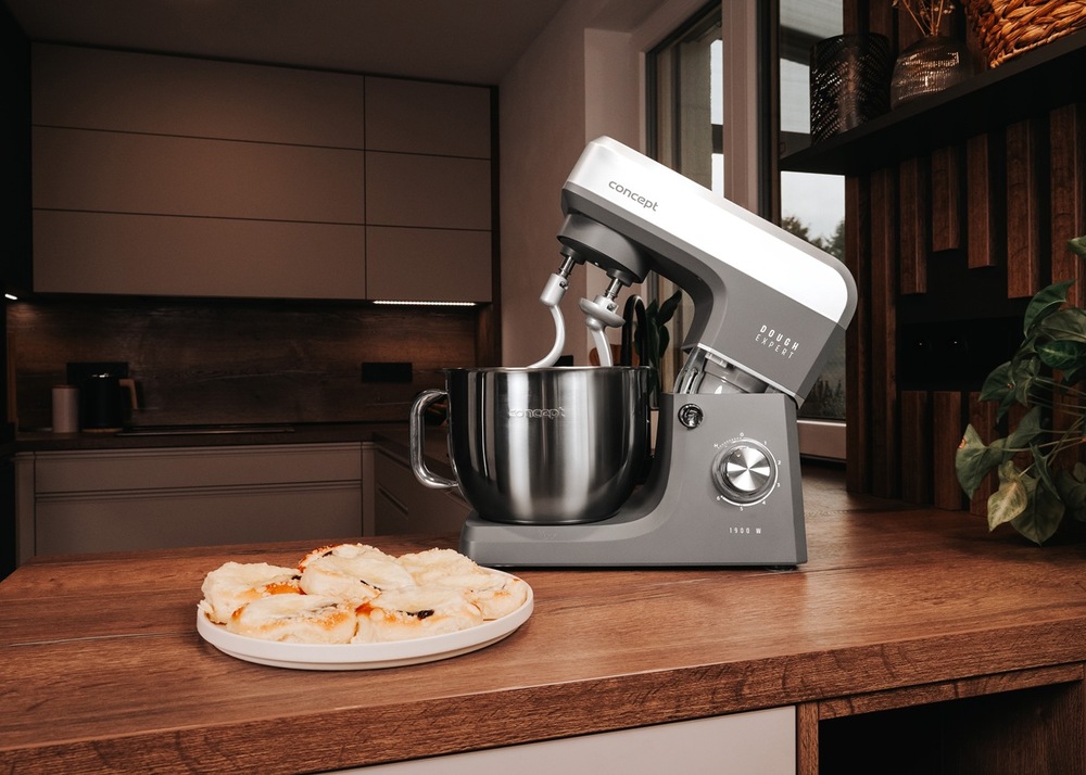 Kuchynský robot Concept RM6010 1 900 W s ukážkou upečených koláčov