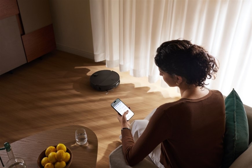 Robotický vysávač Roborock Qrevo Edge 2 Black čierny Žena ovláda vysávač Roborock Qrevo Edge 2 pomocou mobilnej aplikácie