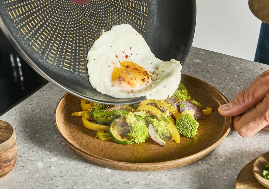 Panvica Tefal Extreme G7630404, 24 cm nerez Na panvici Tefal sa pripravili vajíčka.