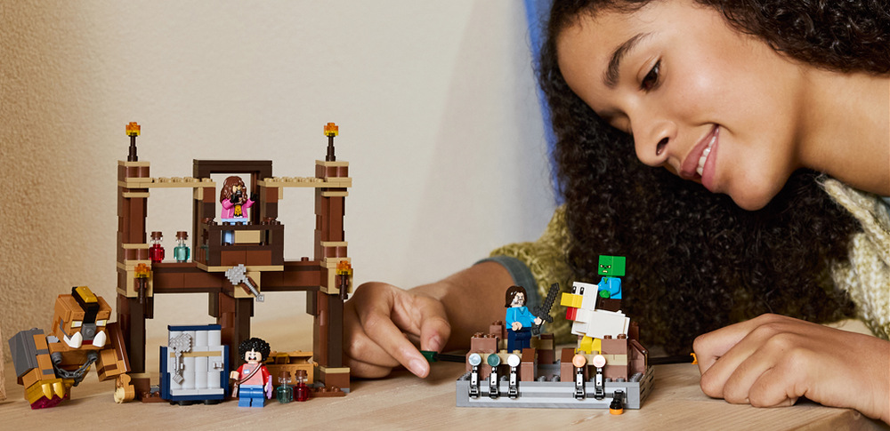 Stavebnica LEGO® Minecraft® 21272 Boxerský ring v Lesnom kaštieli Bojový ring pred Lesným sídlom umožňuje deťom rozpohybovať postavy, organizovať súboje a zapisovať skóre.
