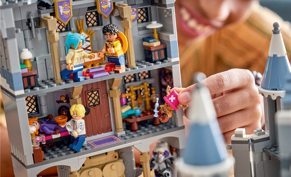 Stavebnica LEGO® ONE PIECE 75645 Bitka na hrade Drum Roztvorte hradby Bubnového hradu a objavte krb, Chopperovo laboratórium, spálňu i trónnu sálu.