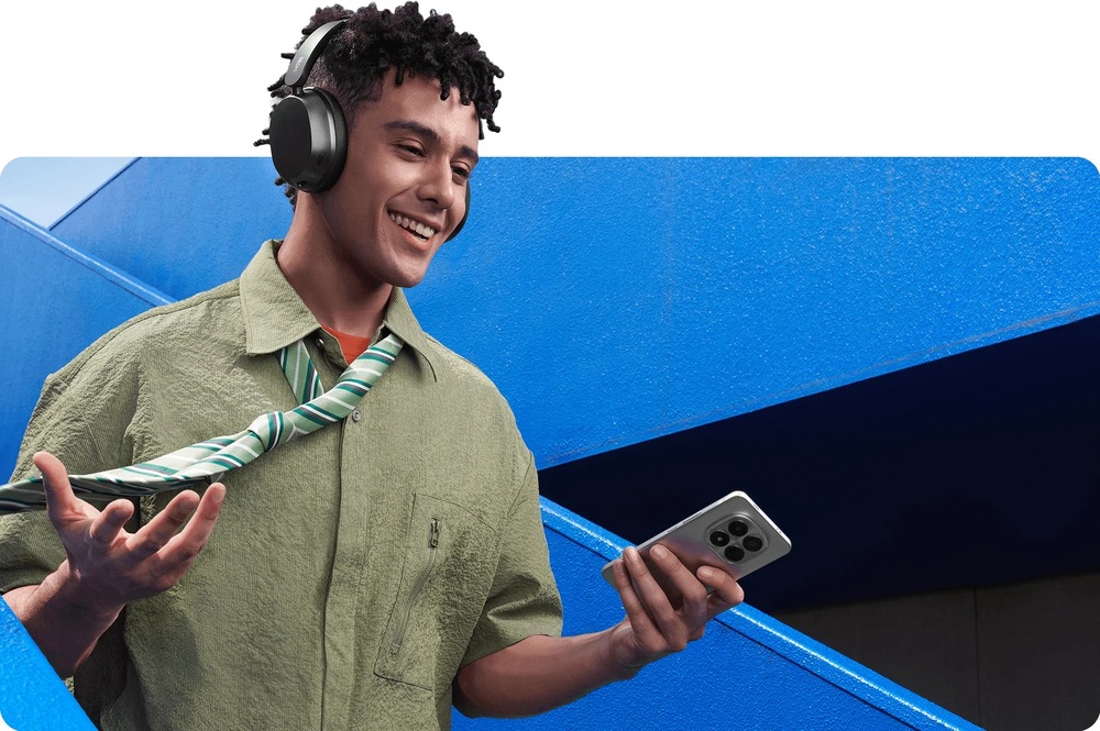 Slúchadlá Xiaomi REDMI Headphones Neo Obsidian biela Muž telefonujúci so slúchadlami Xiaomi REDMI Headphones Neo vybavenými mikrofónmi s potlačením šumu