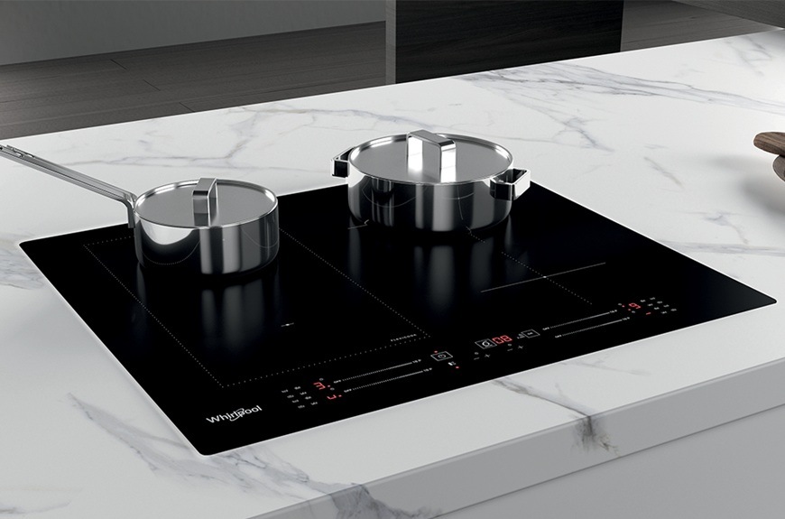 Indukčné varné dosky s odsávaním Whirlpool MWVH62KBM MattProtect čierna Detail obrázku dosky s inštaláciou v rovine.