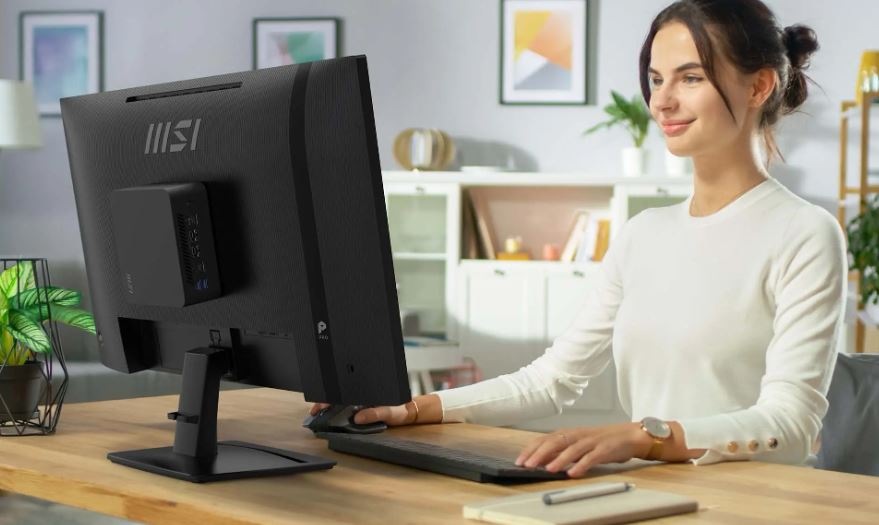 Monitor MSI PRO MP275Q E14 čierny Žena pracujúca s monitorom MSI PRO MP275Q E14 v kancelárii