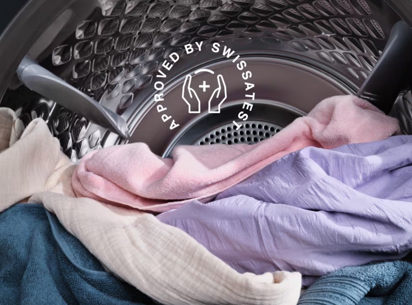 Práčka Electrolux Série 600 EW6F8482C biela Bubon s bielizňou. Cez bubon je symbol certifikácie Swissatest.