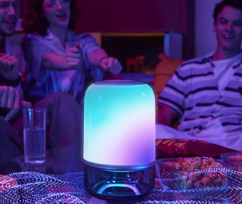 Ľudia v miestnosti na pozadí so svetlom Govee Table Lamp 2″ width=