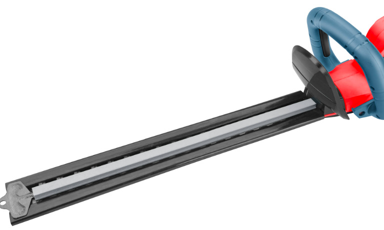 Nožnice na živý plot Extol Premium 8891932 (s baterií) Detail strihacej lišty aku nožníc Extol Premium 8891932 s ochranným puzdrom