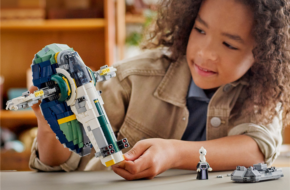 Stavebnica LEGO® Star Wars™ 75433 Jango Fett a jeho hvězdná loď Jango Fett, mladý Boba Fett a Lama Su rozširujú možnosti hrania a umožňujú deťom vymýšľať vlastné misie.