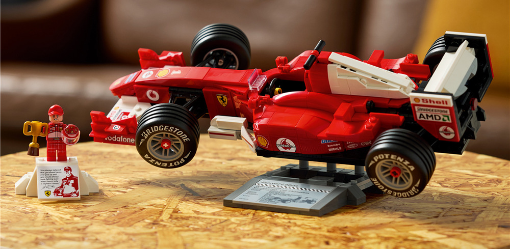 Stavebnica LEGO® Icons 11375 Ferrari F2004 a Michael Schumacher Model meria cez 32 cm a poteší fanúšikov F1, Ferrari aj Schumachera ako výstavnej stavebnice pre dospelých.