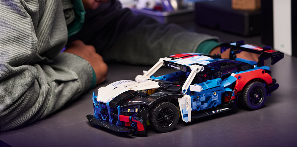 Stavebnica LEGO® Technic 42226 Závodní auto BMW M4 GT3 EVO Stavebnica so 747 kockami LEGO ponúka deťom od 11 rokov technickú výzvu, pretekanie aj digitálnu zábavu.