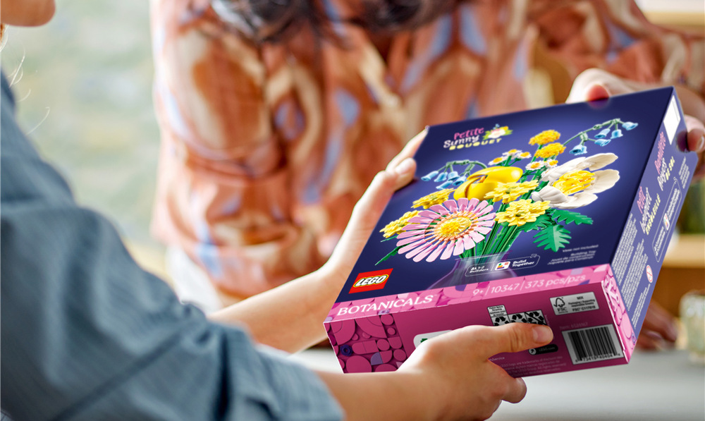 Stavebnica LEGO® Botanicals 10347 Drobná slunečná kytice Pastelová kytica po dokončení poslúži ako hravá dekorácia do izby, na polici, komodu alebo pracovný stôl.