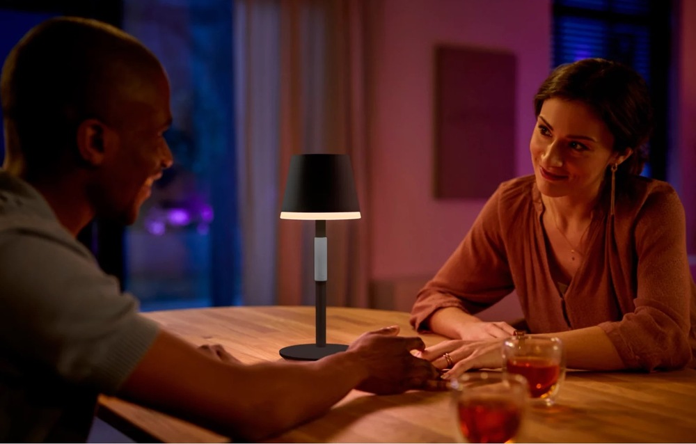 Stolná lampa Philips Hue Go čierna