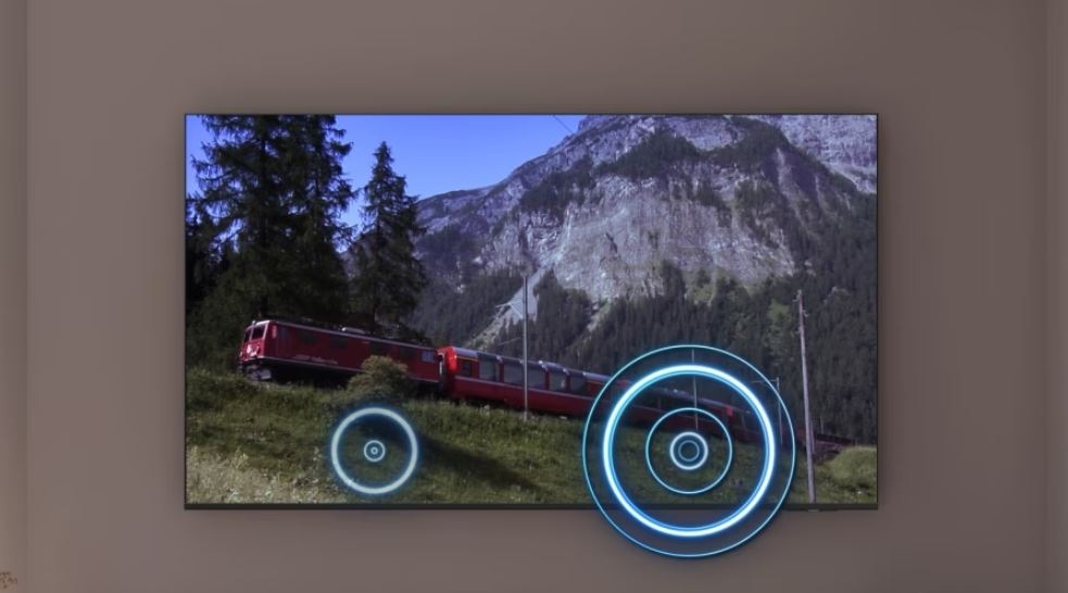 Televízor Samsung The Frame Pro QE65LS03HW televízia Samsung, je na ňu obraz jedného vlaku a znázornená technológia zvuku, ktorá sa prispôsobí obrazu