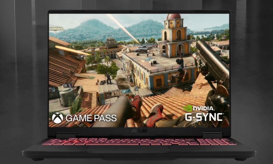 Na notebooku sa zobrazuje akčná scéna z videohry s prestrelkou nad mestskou krajinou. Sú vidieť logá Game Pass a NVIDIA G-SYNC.