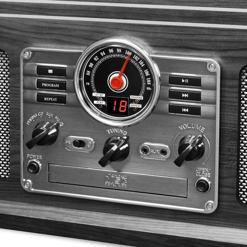 Gramofón Victrola VTA-200B sivý Detail strieborného ovládacieho panelu s analógovým ladením rádia a tlačidlami