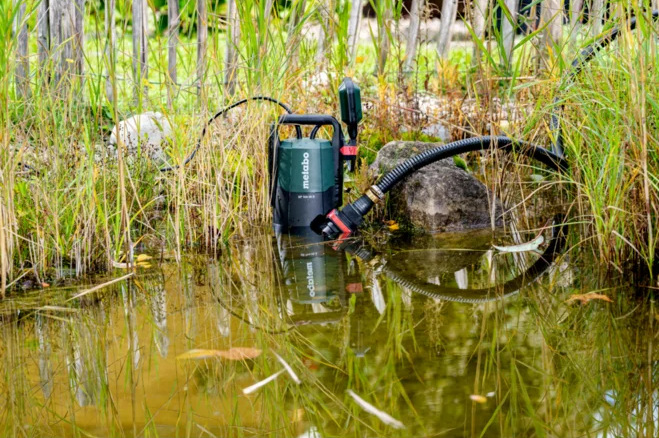 Čerpadlo ponorné Metabo SP 150-35 S Ponorné čerpadlo Metabo SP 150-35 S pri čerpaní vody z jazierka.