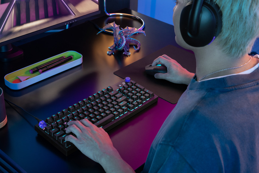 Klávesnica Logitech G316 X 98, US INT'L layout čierna Hráč používajúci klávesnicu Logitech G316 X 98 pri hraní hier