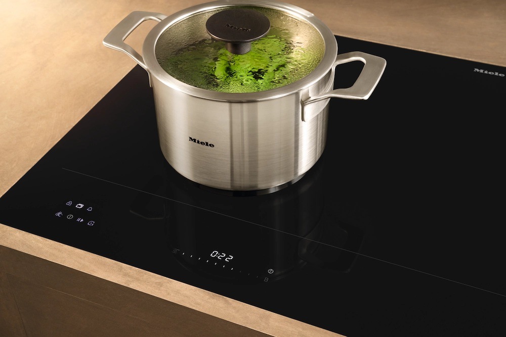 Indukčná varná doska Miele KM 8463 FX čierna Elegantný sklokeramický dizajn bez rámu zapadne do modernej kuchyne a ponúka čistý, minimalistický vzhľad