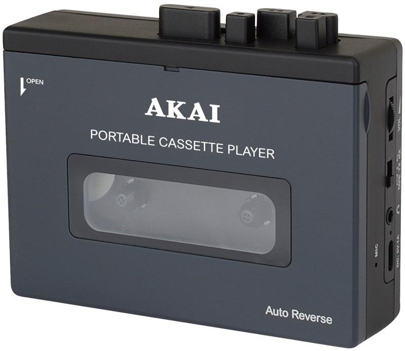 Čierny prenosný kazetový prehrávač AKAI POCKET TAPE s funkciou Bluetooth a auto reverse.