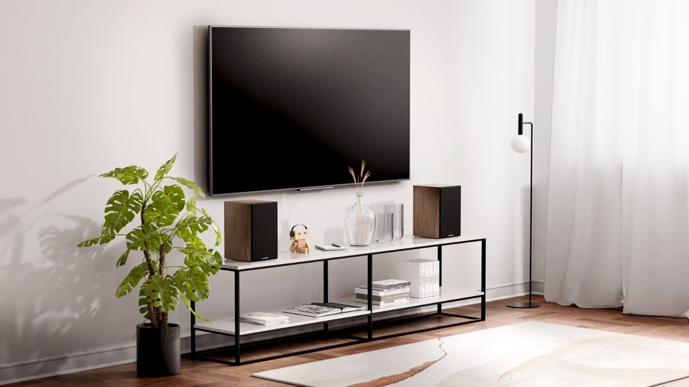 Reproduktory Blaupunkt BS40 (2 ks) čierne/hnedé Reproduktory Blaupunkt umiestnené na televíznom stolíku pod televízorom.
