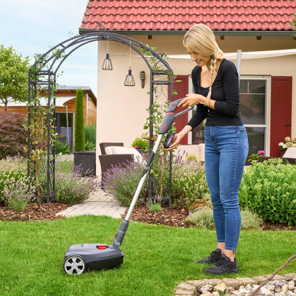Kosačka vretenová AL-KO 22.6 LI COMFORT (s baterií) Žena používa vretenovú kosačku AL-KO v záhrade