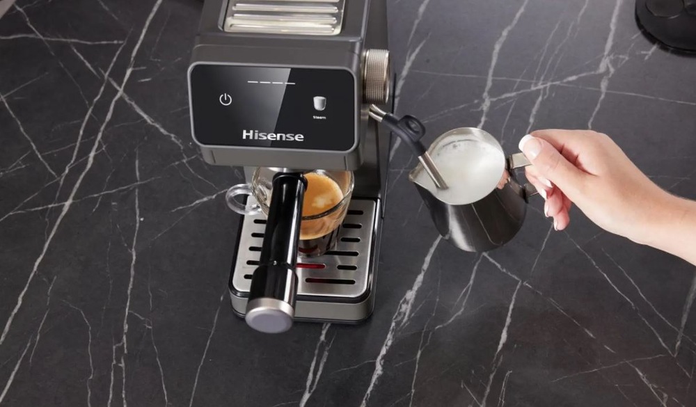 Espresso Hisense HESCM20LP antracitová farba ženská ruka šľaha mlieko pomôcť parnej trysky kávovaru Hisense HESCM20LP