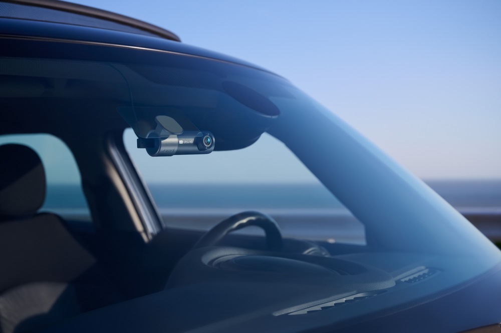 Autokamera 70mai M310 Plus 4K čierna Autokamera 70mai M310 Plus 4K pripevnená zvnútra v hornej časti čelného skla automobilu, kde zaberá len málo miesta vo výhľade vodiča.